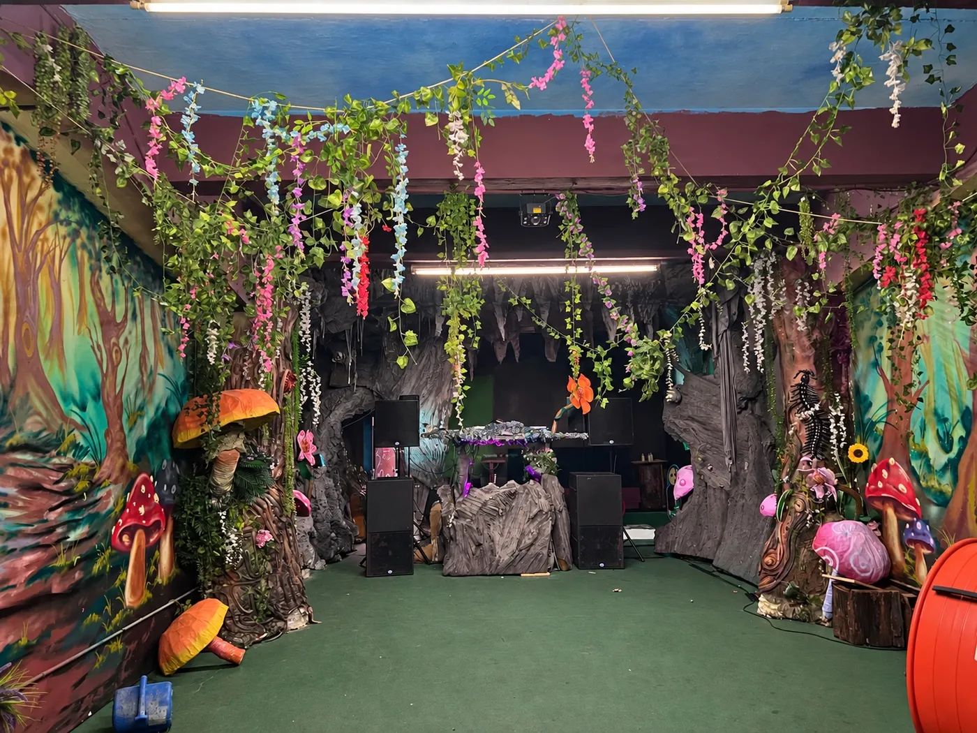 El Forest Room: un bosque de enredaderas, flores colgantes y hongos gigantes alrededor de la cabina