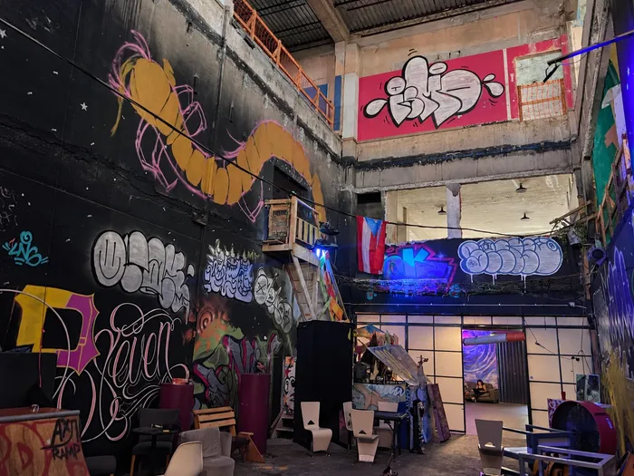 Vista del Smoke Room hacia el balcón, con grafitis y una bandera de Puerto Rico