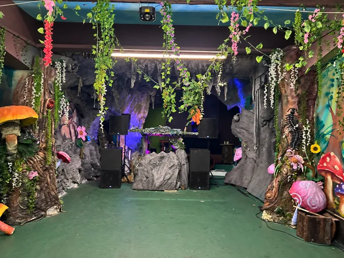 Enredaderas y flores colgantes sobre la pista del Forest Room