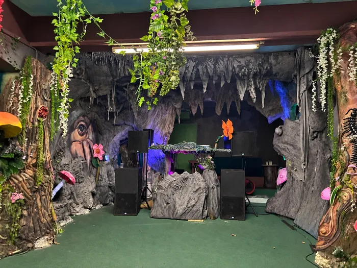 La cabina del Forest Room entre estalactitas y troncos tallados