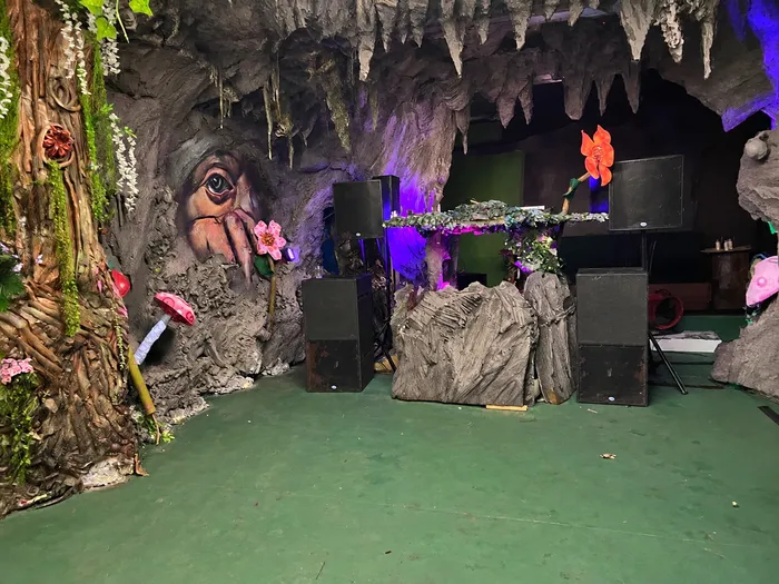 Detalle de la cueva detrás de la cabina, con un rostro esculpido en la roca