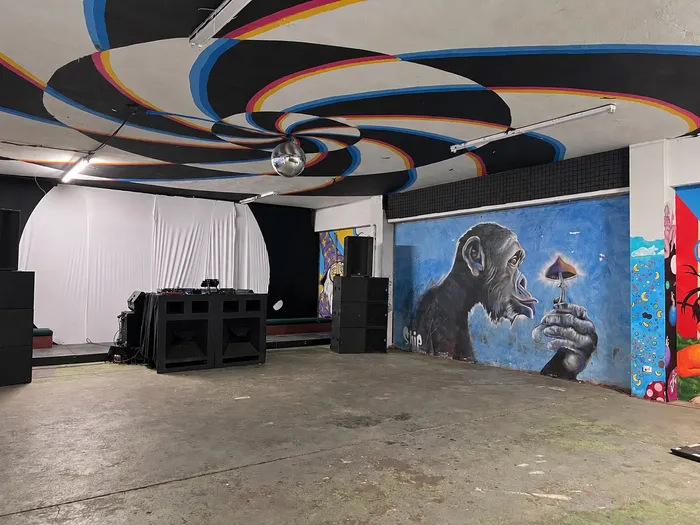 La cabina del Mural Room junto al mural de un chimpancé que sostiene un hongo