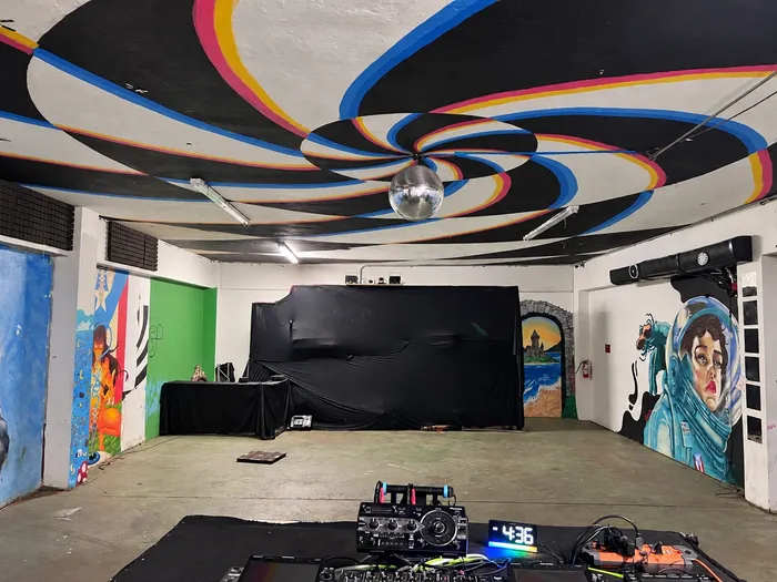 El Mural Room visto desde detrás de la consola, con el techo en espiral y una bola de espejos