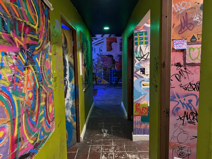 Pasillo de los baños, pintado de grafitis de piso a techo